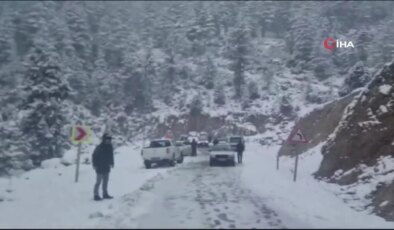 Adana’da karda mahsur kalan araçlar kurtarıldı