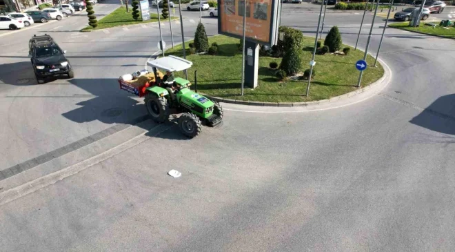 Bağımsız Belediye Başkan Adayı Saman Yüklü Traktörle Seçim Çalışması Yapıyor